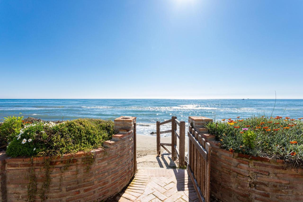 Charming Villa On The Seafront Marbella Exterior photo